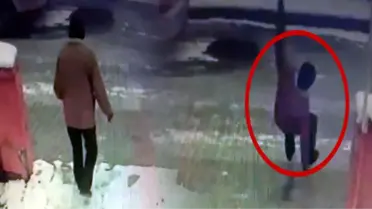 Buzlanan Yolda Düşerek Beyin Kanaması Geçirdi! O Anlar Kamerada
