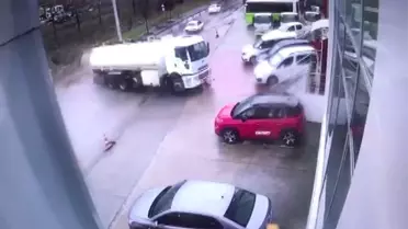 Kontrolden Çıkan Tanker Oto Galeri Önündeki Araçların Arasına Daldı