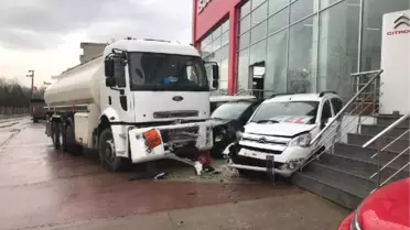 Tanker, Oto Galeri Önündeki Araçlara Çarptı