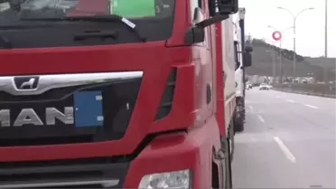 Pendik'te Limana Giriş İçin Bekleyen Tırlar Kilometrelerce Kuyruk Oluşturdu