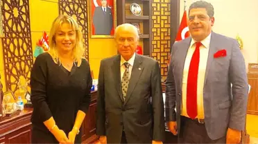 Şarkıcı Yeliz Yeşilmen'in Devlet Bahçeli ile Fotoğrafındaki Photoshop Sosyal Medyayı Salladı