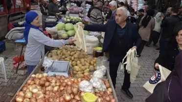 Demre'de Vatandaşlara Bez Çanta Dağıtımı Yapıldı