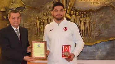 Taha Akgül'den Örnek Davranış