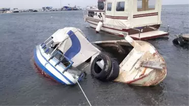 İnciraltı'nda 7 Sandal Su Alarak Yan Yattı
