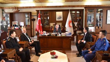 Vali Seymenoğlu'na, Eğirdir Belediyesi'nde Şokelma ve Elme Gevreği İkramı