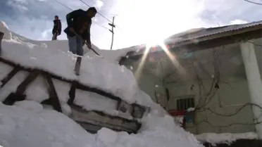 2 Metre Karda Köyde Zorlu Yaşam