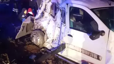 Denizli'de Hafif Ticari Araçla Otobüs Çarpıştı: 3 Yaralı