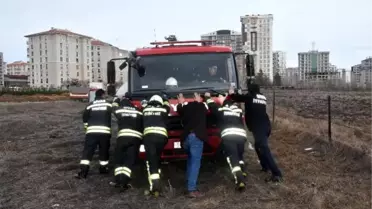 Yangından Dönen İtfaiye Aracı Çamura Saplandı, İş Makinesiyle Kurtarıldı