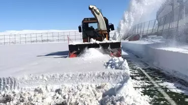 Sentetik Saha Kar Küreme Aracıyla Temizlendi