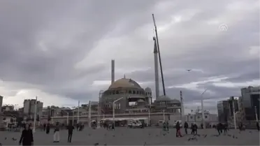 Taksim Camisi'nin Minare Külahı Yerleştirildi