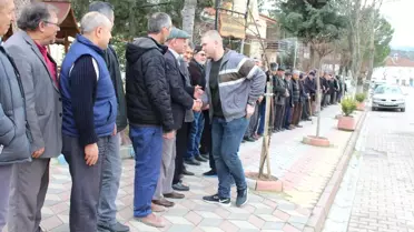 Askere Giden Genç, Kendisi İçin Metrelerce Kuyruk Oluşturan 200 Kişinin Elini Öpüp Helallik İstedi
