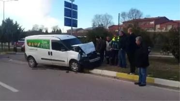İşçileri Taşıyan Servis Midibüsü ile Hafif Ticari Araç Çarpıştı: 6 Yaralı