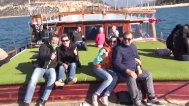 Antalya Demre'de Yat Turuna Çıkan Turistler Denize Girdi