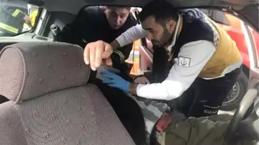 91 Yaşındaki Sürücü, Kazada Otomobilde Sıkıştı