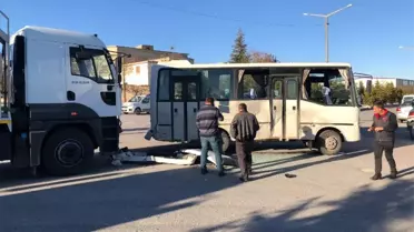 İşçi Servisi ile Kamyon Çarpıştı: 7 Yaralı