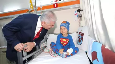 Binali Yıldırım, Kanser Tedavisi Gören Çocukları Ziyaret Etti