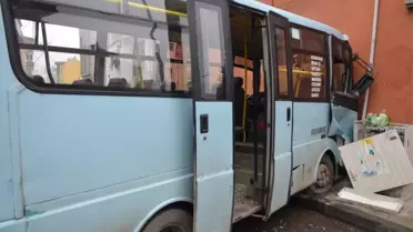 Freni Patlayan Dolmuş Duvara Çarptı: 8 Yaralı