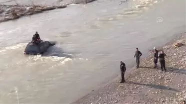 Ciple Dereyi Geçmeye Çalışan Sürücü ile Arkadaşı Mahsur Kaldı