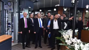 Vali Su, Çiçek Pasajı'nda İncelemelerde Bulundu