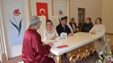 14 Şubat'ta Tanıştılar, 14 Şubat'ta Evlendiler