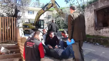 Metruk Bina Yıkımında, Fen İşleri Müdürlüğü Şefinin Üzerine Telefon Direği Düştü
