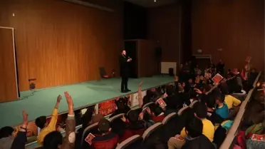 Yazar Gülbent, Öğrencilerle Bir Araya Geldi