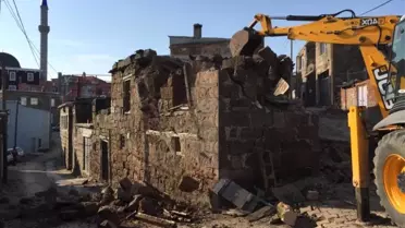 Ayvacık'taki Depremde Hasar Gören Binaların Yıkımına Başlandı