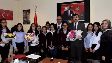 Ellerinde Çiçeklerle Adliyeye Teşekküre Gittiler