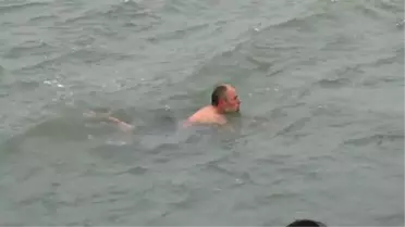 Kar Yağışı ve Soğuk Havaya Aldırmadan Denize Girdiler