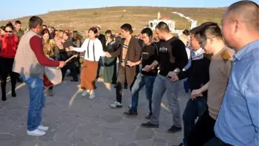 Çinli 11 İş Arkadaşıyla, Ongözlü Köprü'nün Üzerinde Halay Çekti