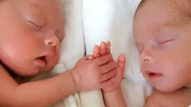Bilim İnsanları Tarafından Dünyanın İkinci Yarı Özdeş İkiz Vakası Keşfedildi