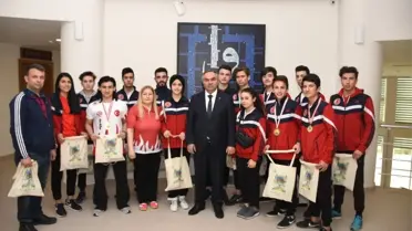 Şampiyon Sporculardan Başkan Ay'a Ziyaret