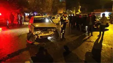 Adıyaman'da İki Otomobil Kafa Kafaya Çarpıştı: 3 Yaralı