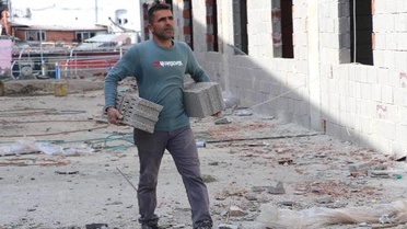 Gündüz İnşaatlarda Çalışıyor, Akşam Seçim Çalışması Yapıyor