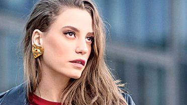 Güzel Oyuncu Serenay Sarıkaya, Hastaneye Kaldırıldı!