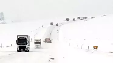 Tendürek Dağı Geçidi Kardan Ulaşıma Kapandı, Araçlar Yolda Kaldı