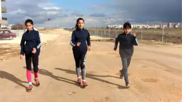Üçüzler Toprak Yolda Antrenmandan, Salondaki Başarıya Ulaştı