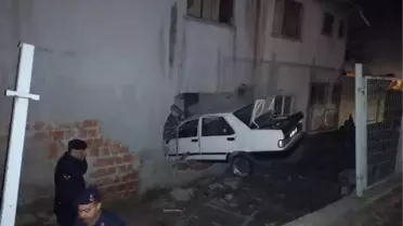 Otomobil Eve Daldı: 1'i Ağır 2 Yaralı