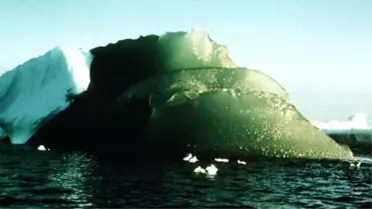 Bilim İnsanları, Gizemli Yeşil Buzdağlarının Sırrının Demir Oksit Olabileceğini Belirtti