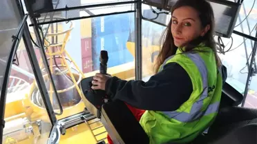 Bu Limanda Tonlarca Ağırlıktaki Yükler Ojeli Parmaklara Emanet