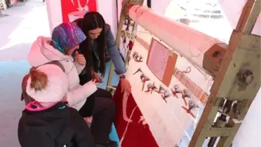Erdoğan'ın İlmik Attığı Halı, Tamamlanması İçin Kent Meydanında