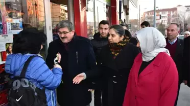 Başkan Can, Sabahın İlk Saatlerinde Kadınlara Çiçek Verdi