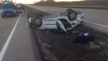 Lastiği Patlayan Otomobil Refüje Devrildi: 1 Yaralı