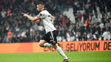 Burak Yılmaz İç Sahada Sırtlıyor