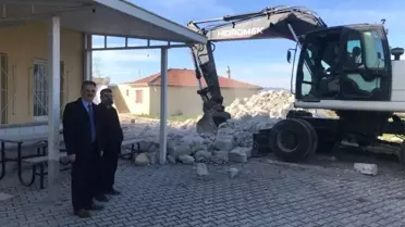 Demirleri Çürüyen Caminin Minaresi Yıkıldı