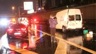 Sarıyer'de Kimyasal Malzeme Yüklü Minibüse Lüks Otomobil Arkadan Çarptı