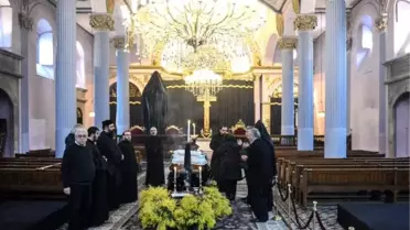 Patrik Mutafyan'ın Naaşı Saygı Duruşu İçin Meryem Ana Kilisesi'nde Katafalka Konuldu