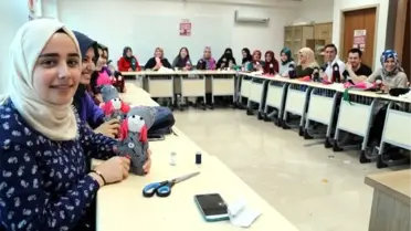 Üniversite Öğrencileri Köy Çocukları İçin Oyuncak Üretiyor
