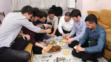 Rektör Öğrencilerle Yer Sofrasında Aynı Tabağa Kaşık Salladı