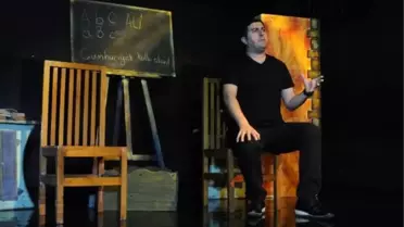 Tarih Öğretmeni 'Mustafa Kemal'in Neşesi' ile Sahnede